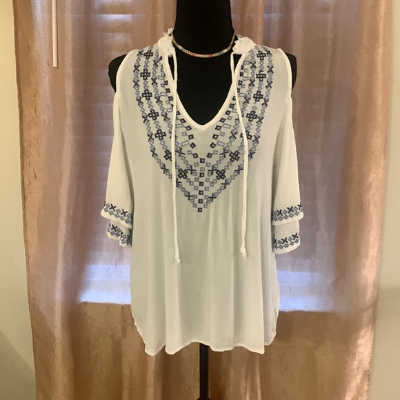 Francesca's Collections Tops - 🌹Francesca’s Collection Beautiful White & Blue Embroidered Blouse